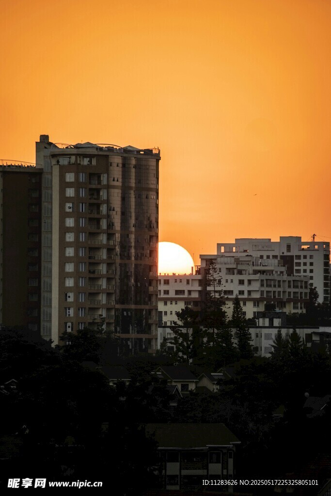 夕阳下的城市建筑剪影