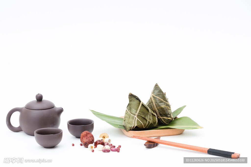 中式茶具与粽叶等组合
