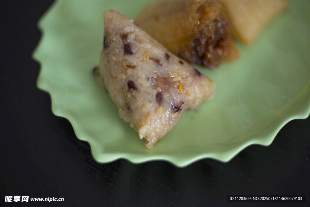 美味特色粽子摆于绿盘