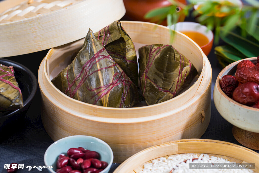 粽叶糯米等端午食材准备