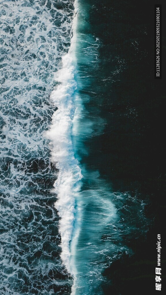 海浪翻涌的蓝色海洋景观