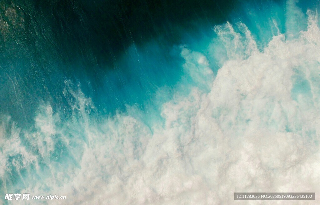 海浪翻涌的美丽蓝色海洋