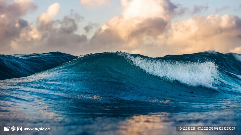 海上壮丽波浪景观
