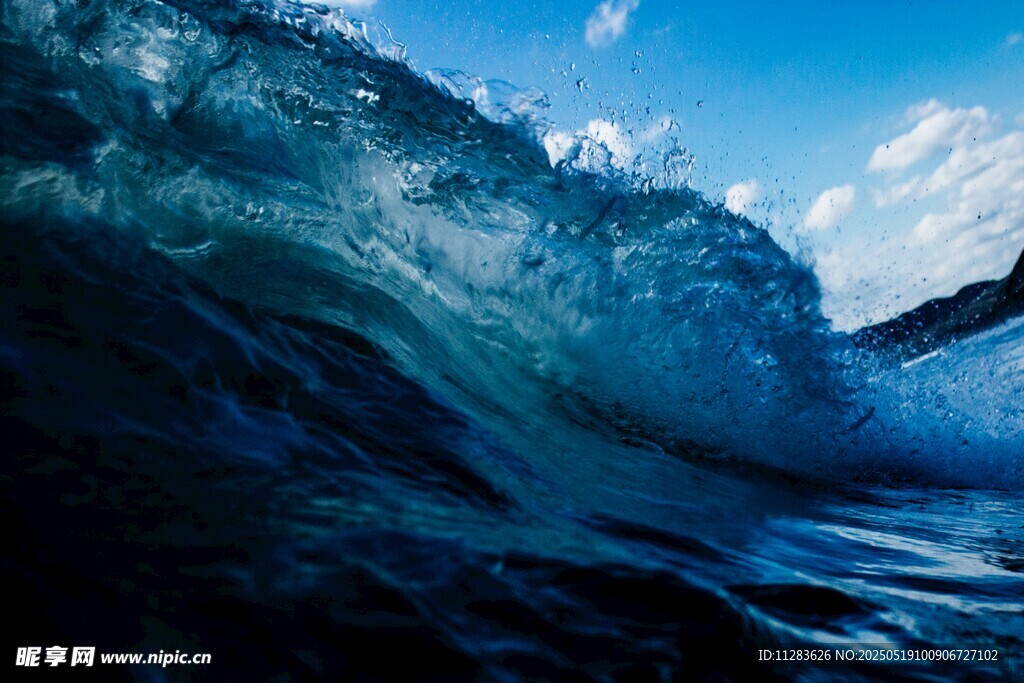 汹涌海浪冲击海岸景象