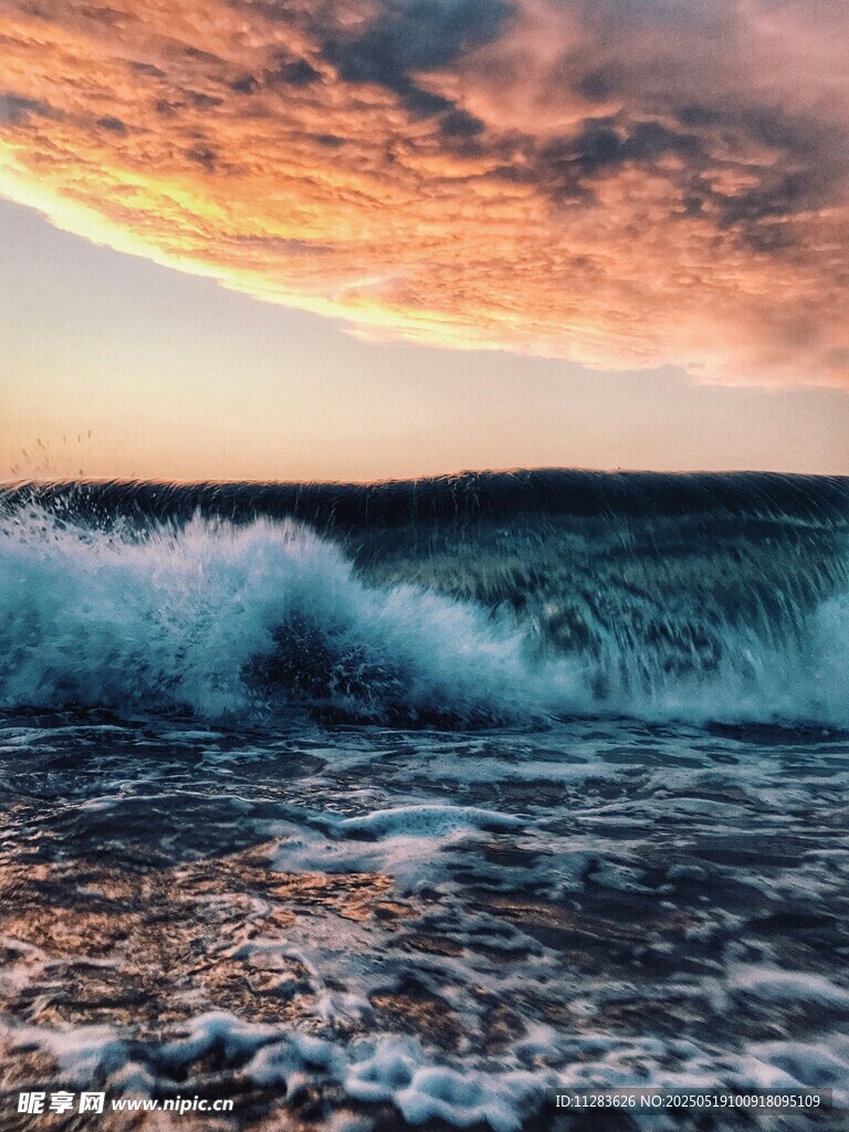 海边日落时的翻涌海浪