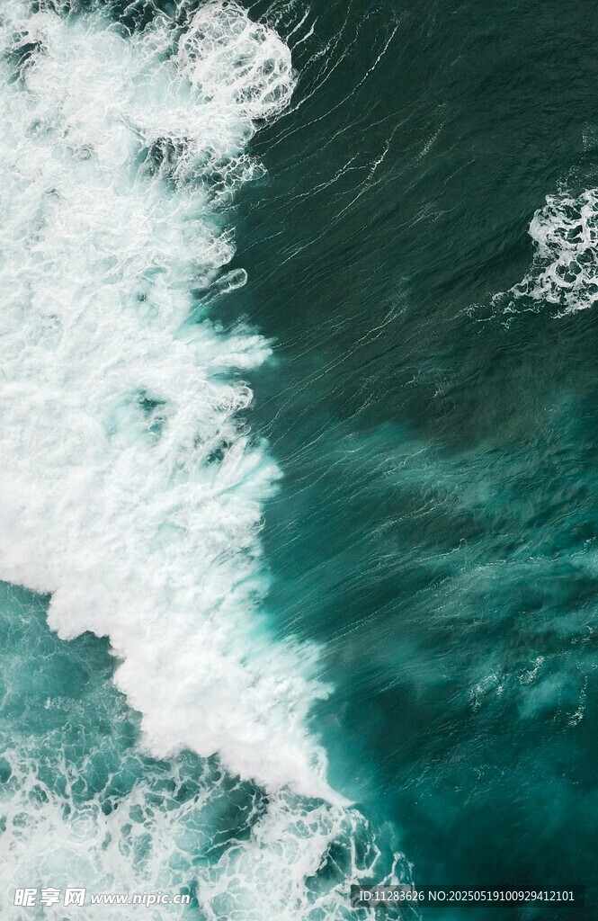 碧海翻涌的壮阔瞬间
