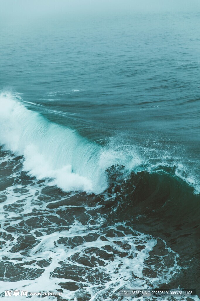 海浪翻涌的壮阔海洋景象