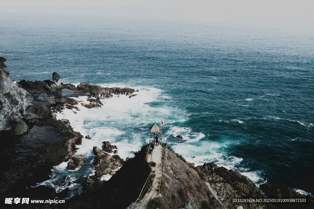 海岸边的壮阔海浪景观
