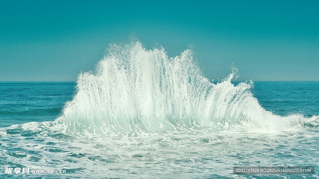 海浪翻涌瞬间