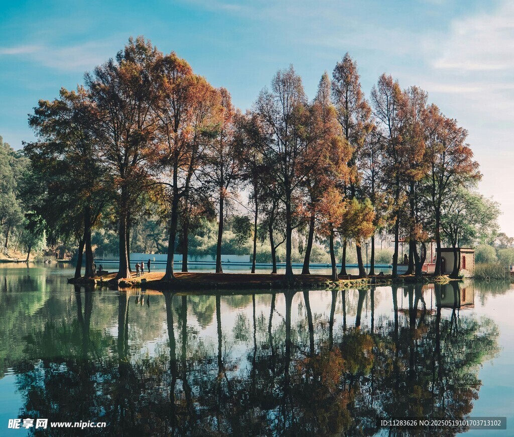 湖畔秋景倒影如画