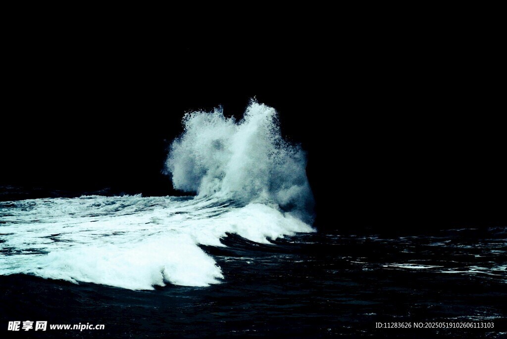 汹涌海浪拍击黑暗海面