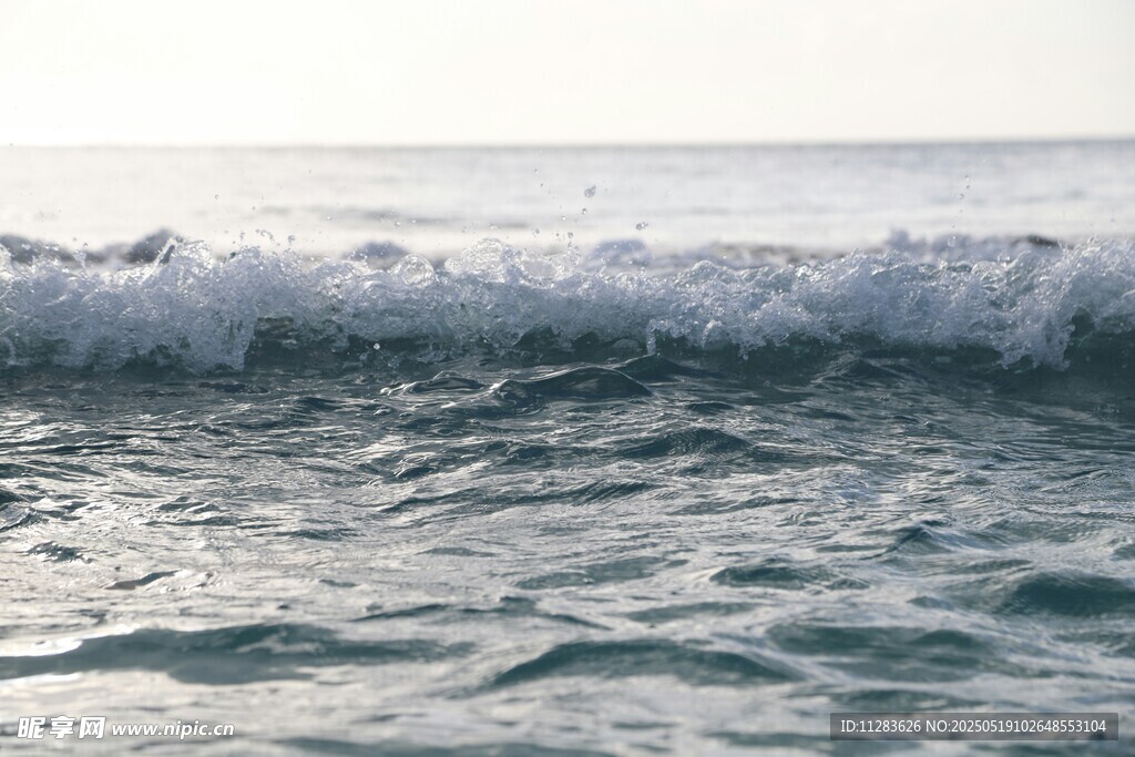 海浪翻涌的美丽海面