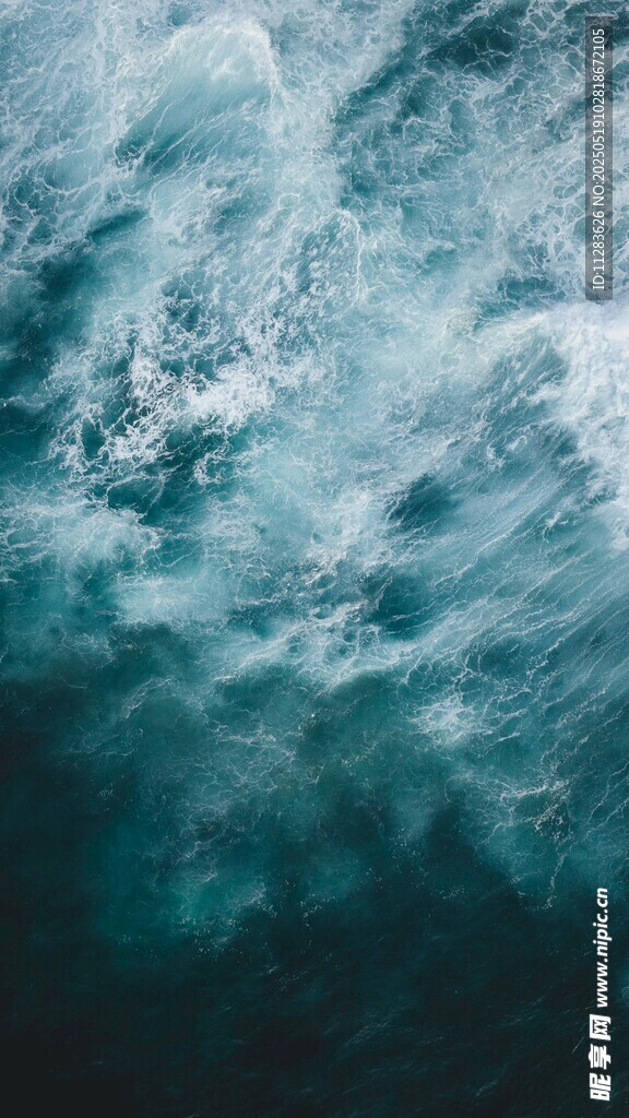 汹涌澎湃的蓝色海浪