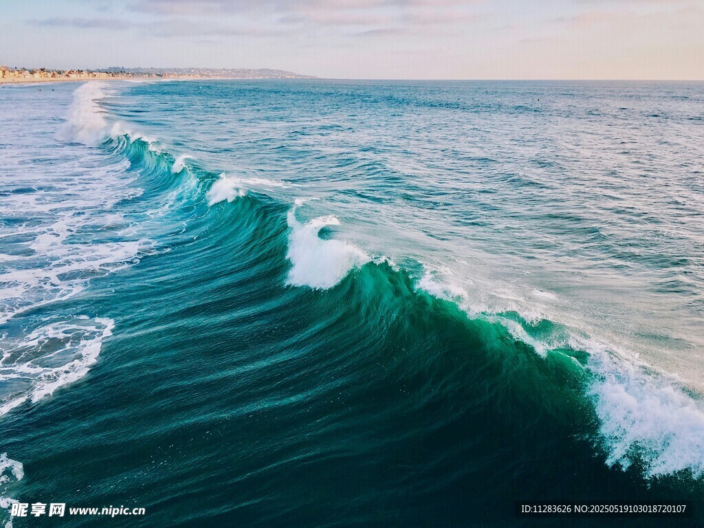 壮观海浪翻涌于蓝色海洋