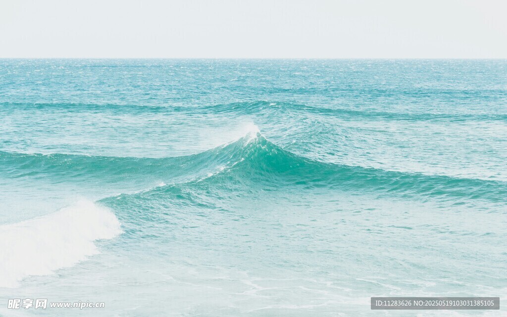 海浪轻涌的美丽海景