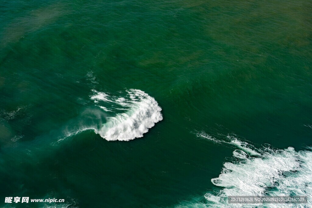空中俯瞰绿色海洋浪花