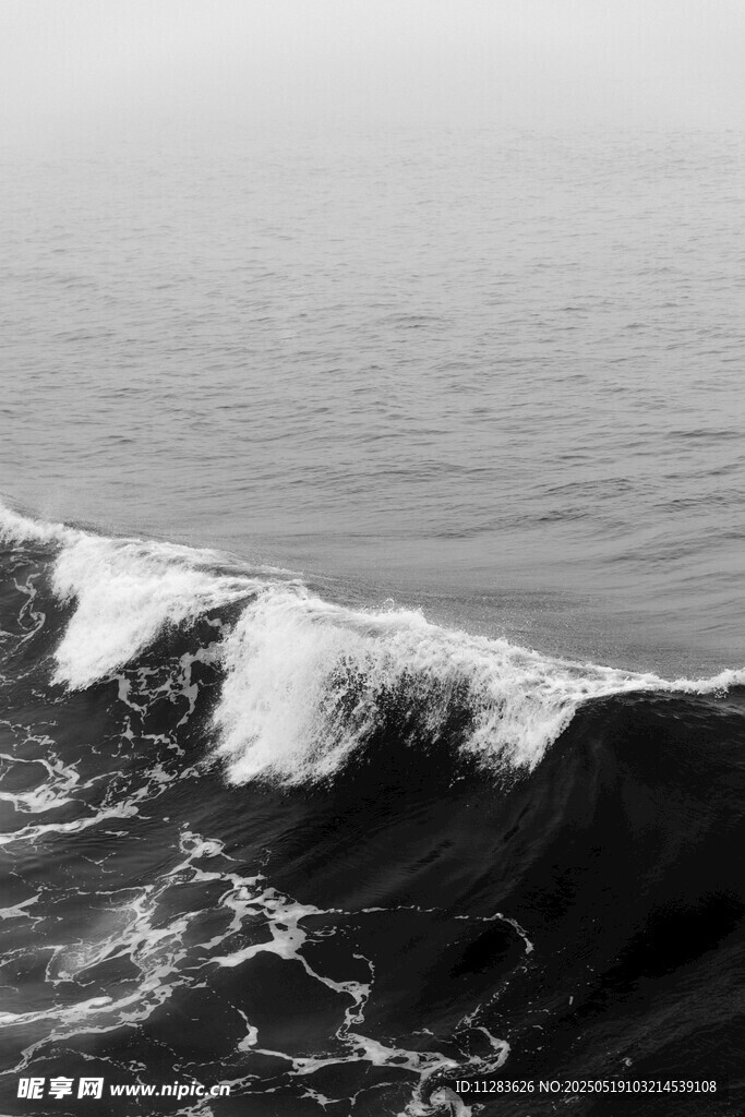 海浪拍打岸边景象
