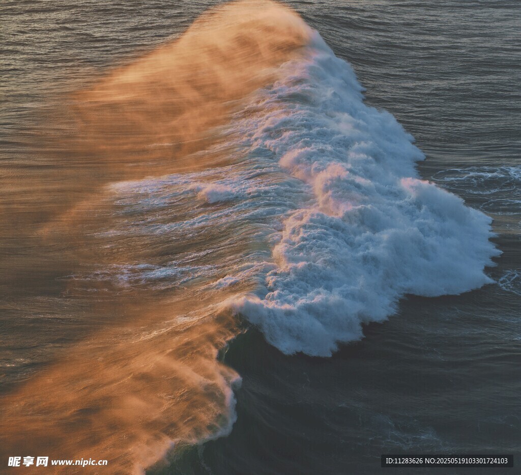 海浪翻涌的壮丽瞬间