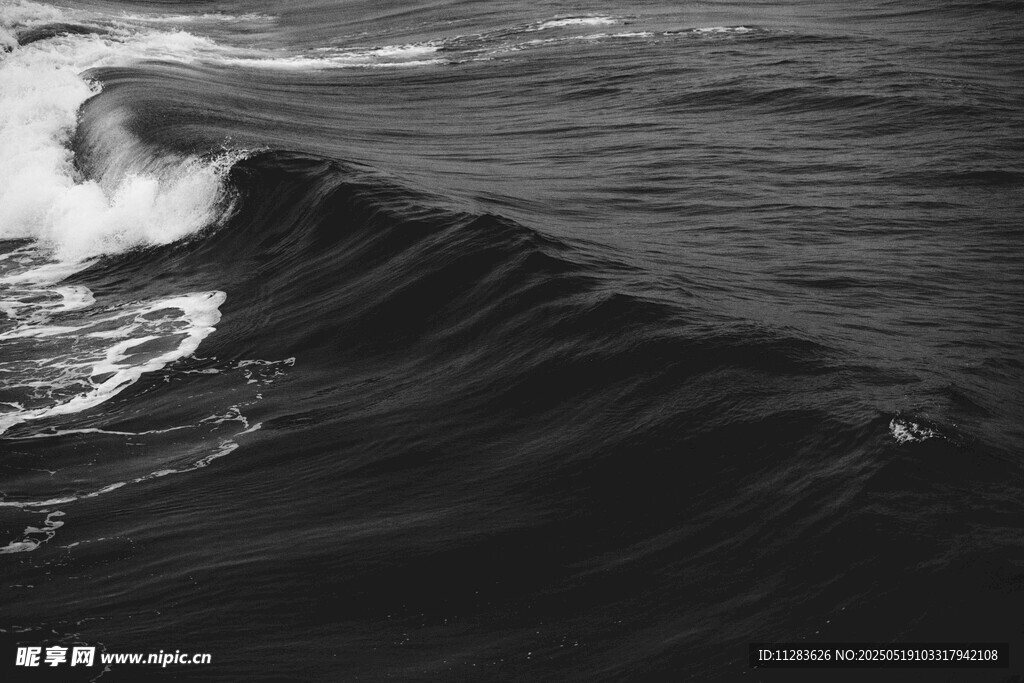 海浪翻涌瞬间