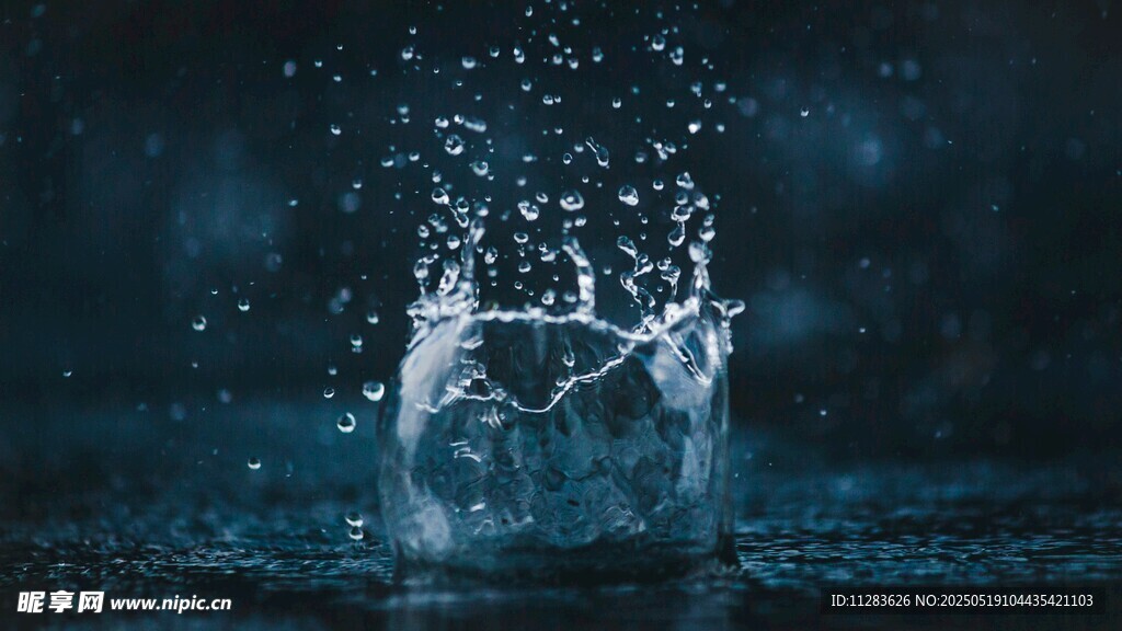 水滴飞溅的梦幻瞬间