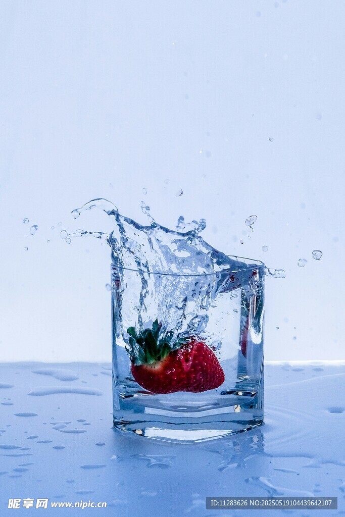 草莓入水溅起晶莹水花