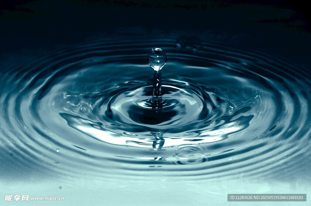 水滴入水泛起层层涟漪