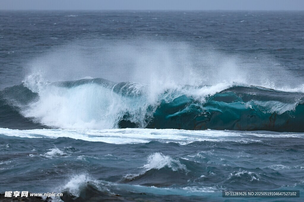 汹涌海浪拍击壮阔海洋