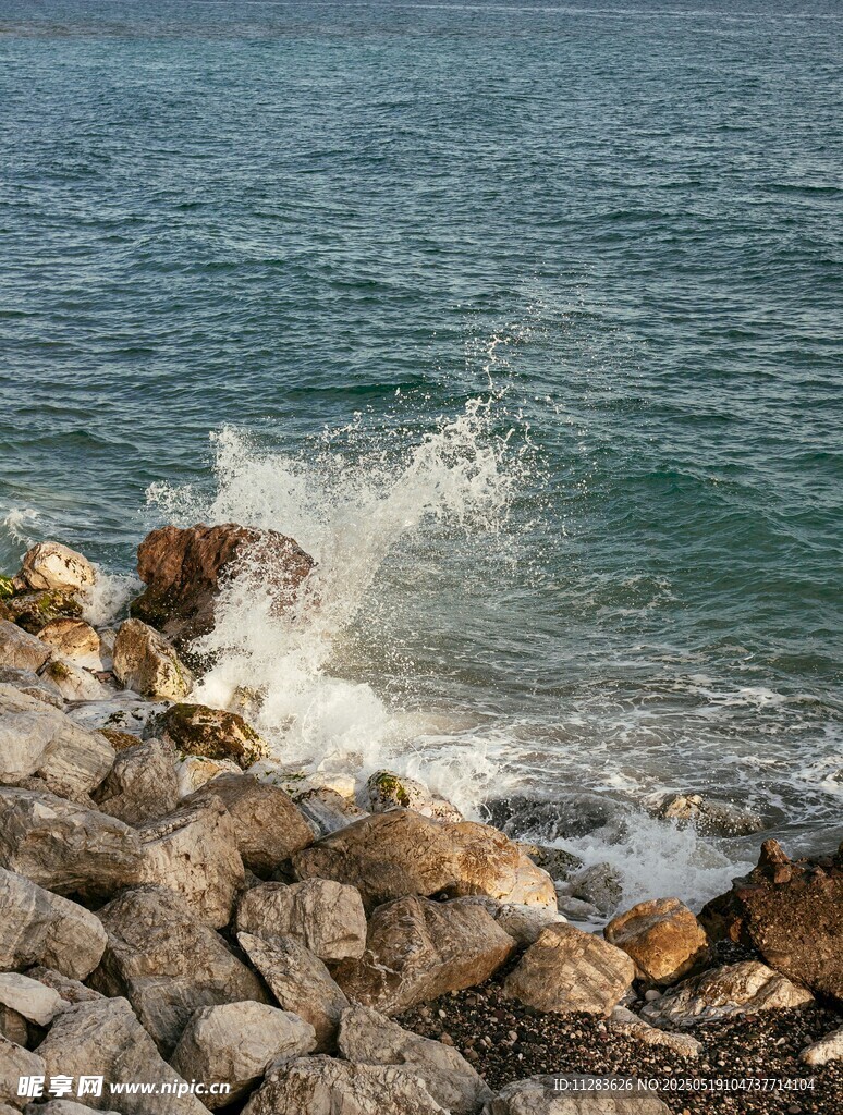 海浪拍打岸边石块景象