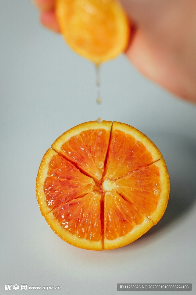 切开的血橙及汁水