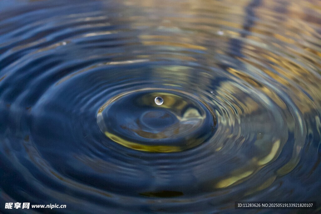 水面涟漪特写