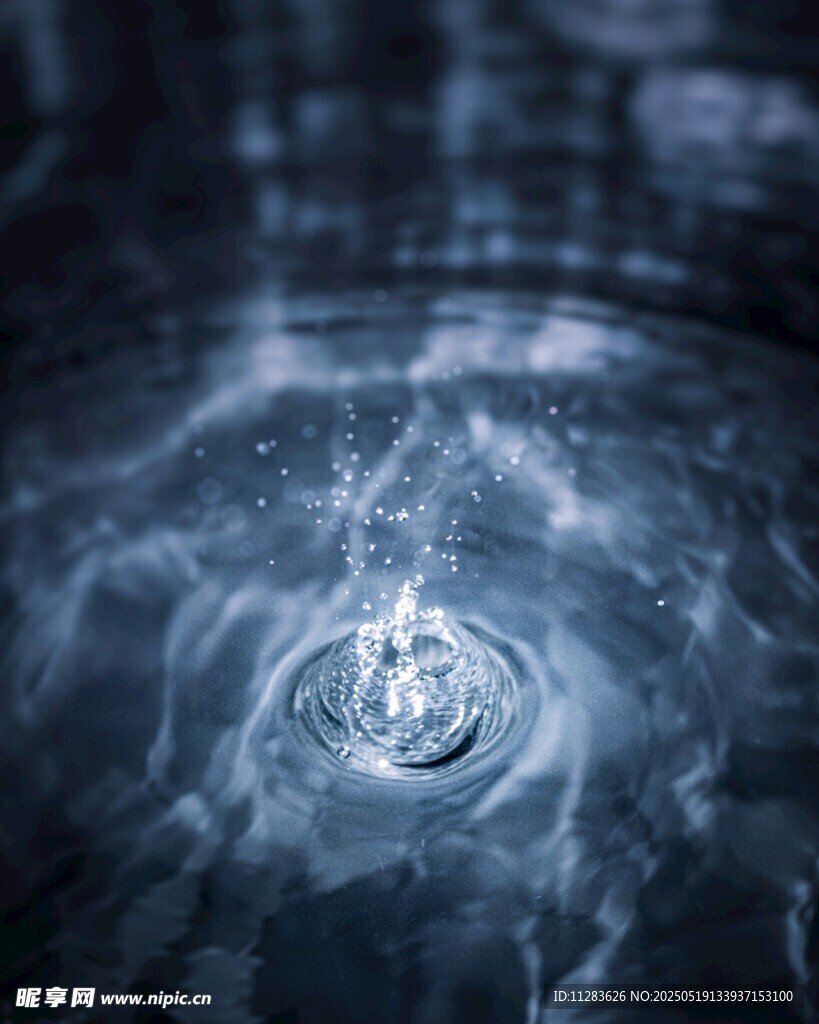 水滴入水泛起美丽涟漪