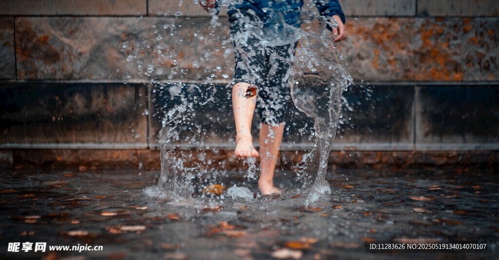 雨中踏水的活力身影