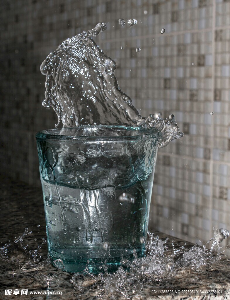 水杯中水溅起的瞬间