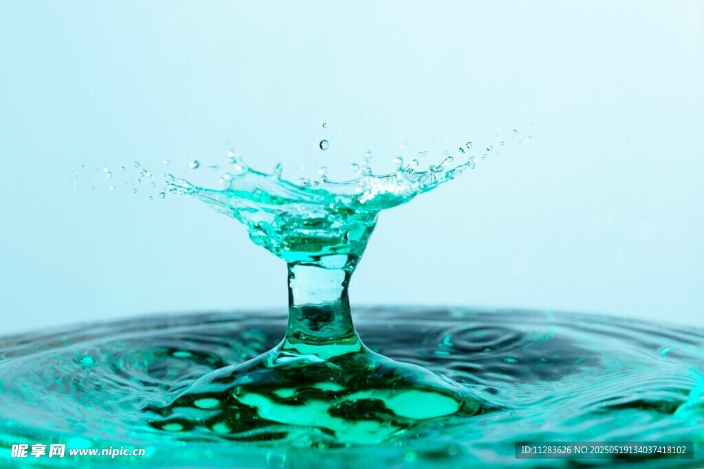 水滴飞溅的灵动瞬间