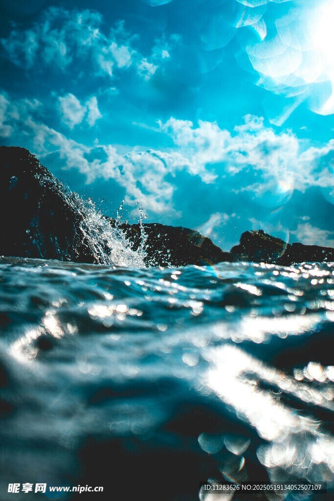 海边波光粼粼的美丽景象