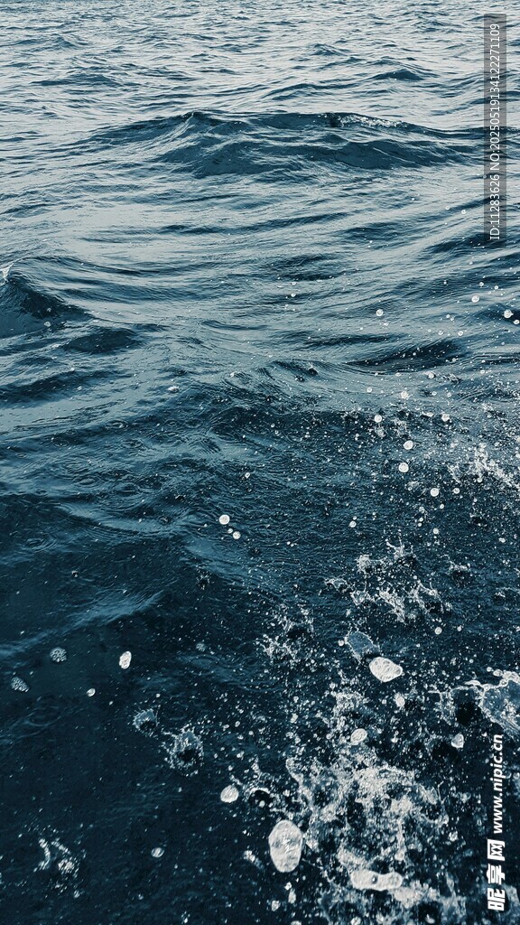 波涛翻涌的深蓝色海面