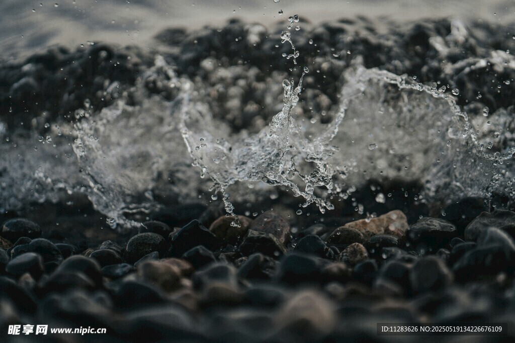海浪拍打鹅卵石瞬间