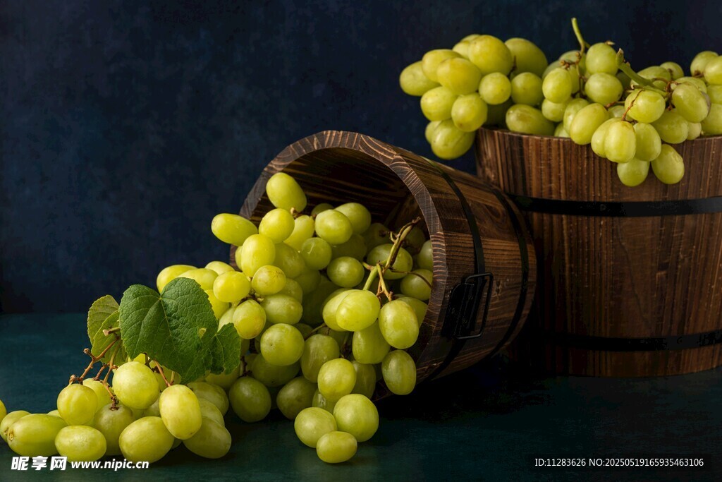 木桶中溢出的鲜绿葡萄