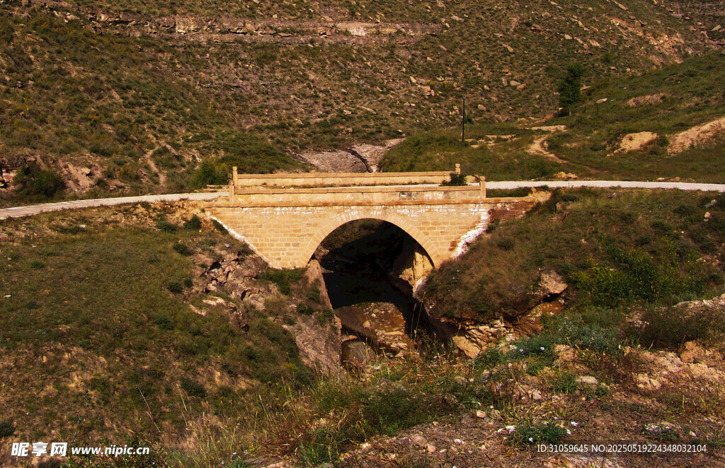 山间拱形石桥