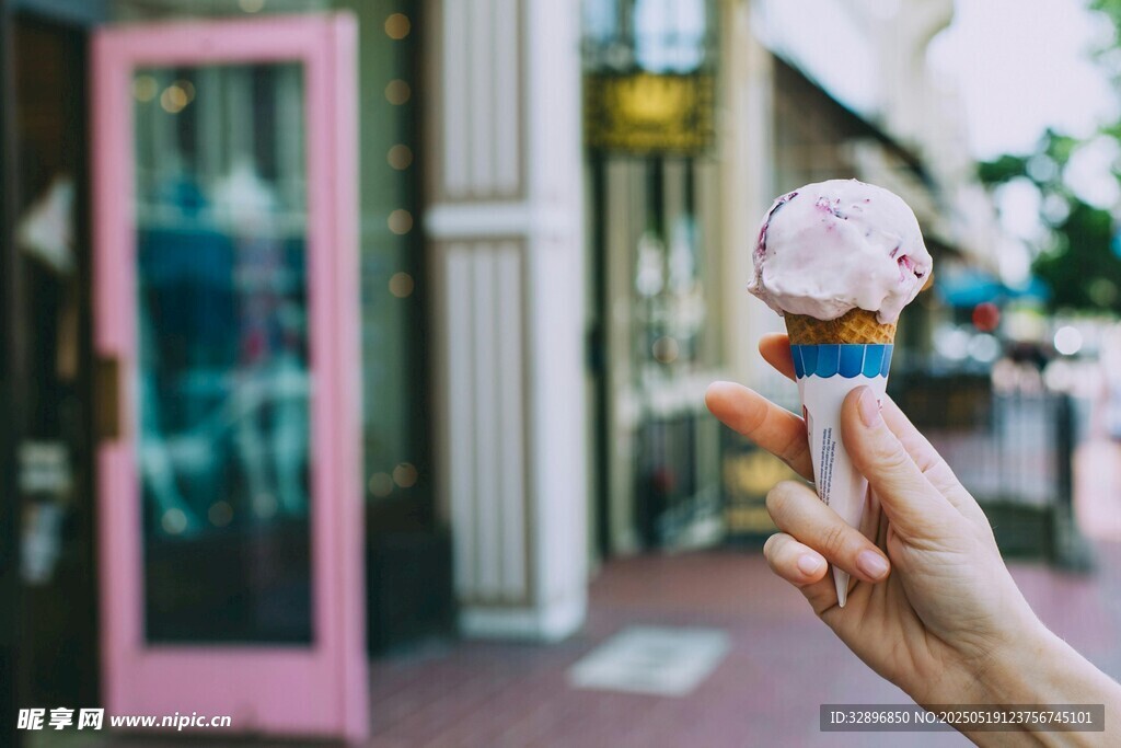 手持多彩冰淇淋