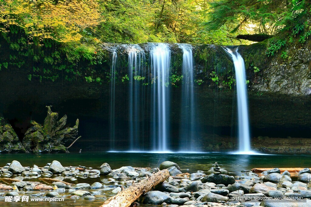 山间瀑布美景