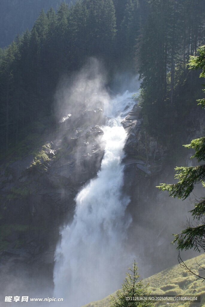 山间瀑布云雾缭绕美景