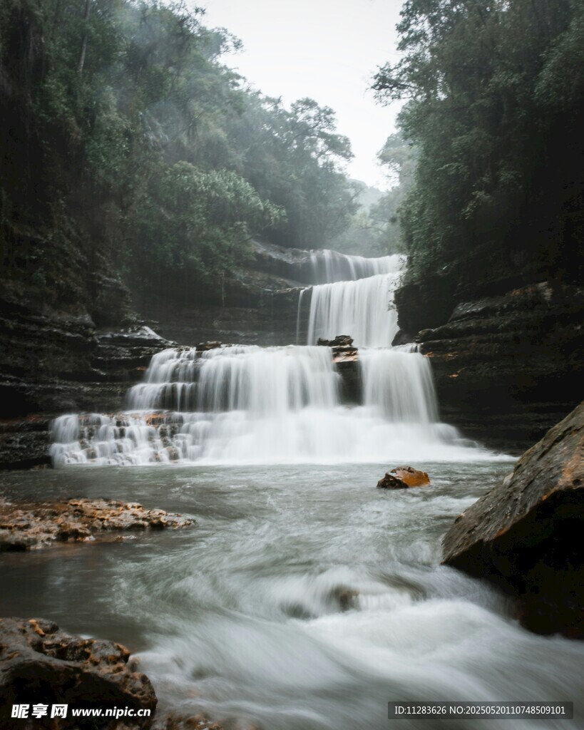 山间瀑布溪流自然美景