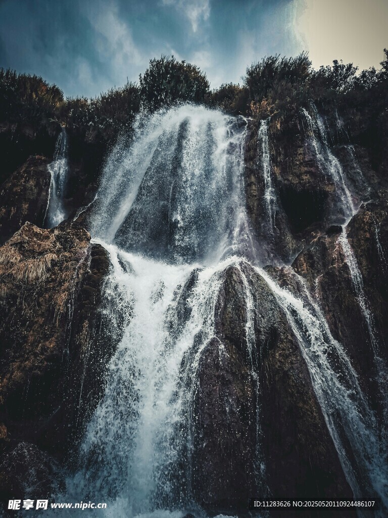 壮丽瀑布景观