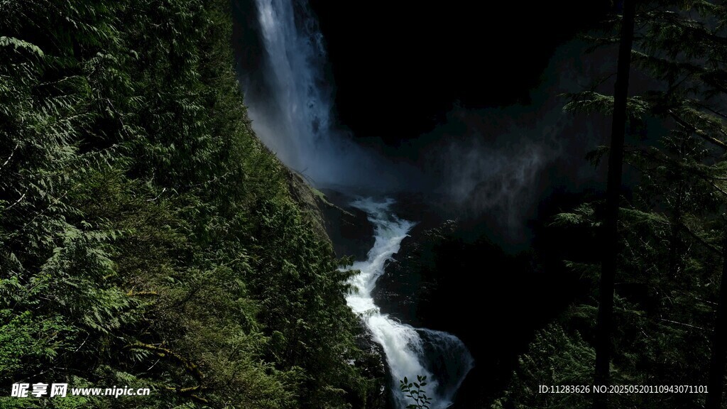 山间瀑布美景