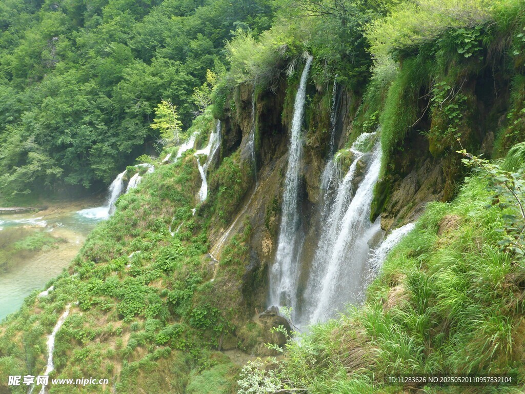 山间瀑布美景