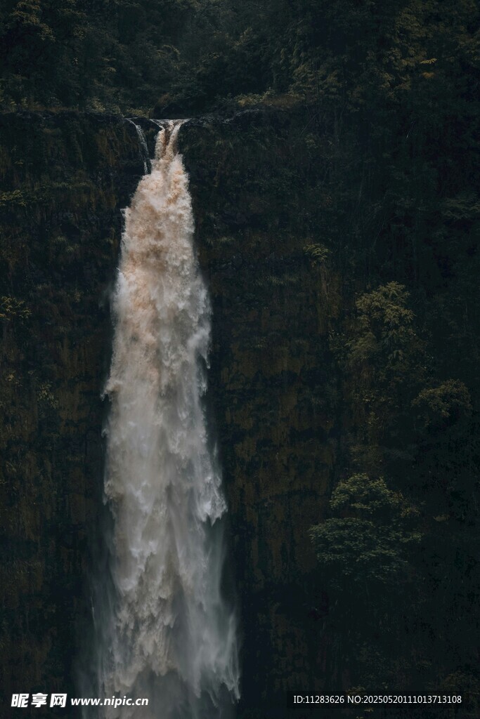 壮观瀑布倾泻于山林间