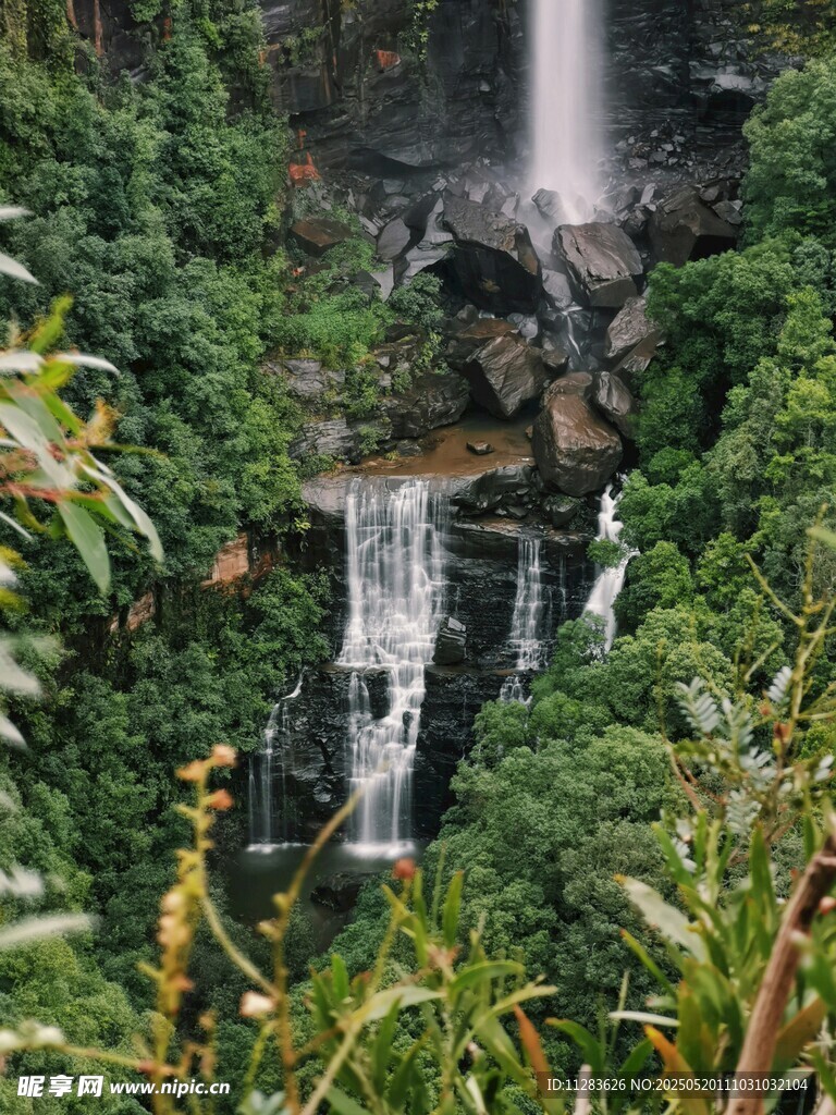 山林间的壮丽瀑布景观