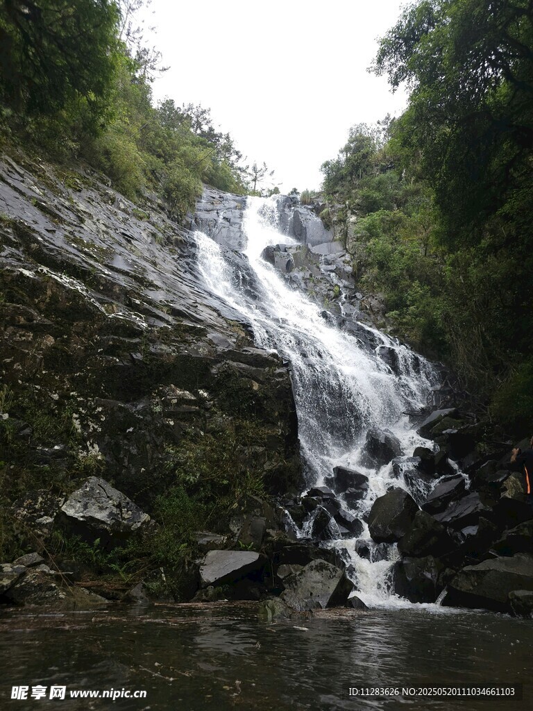 山间瀑布美景