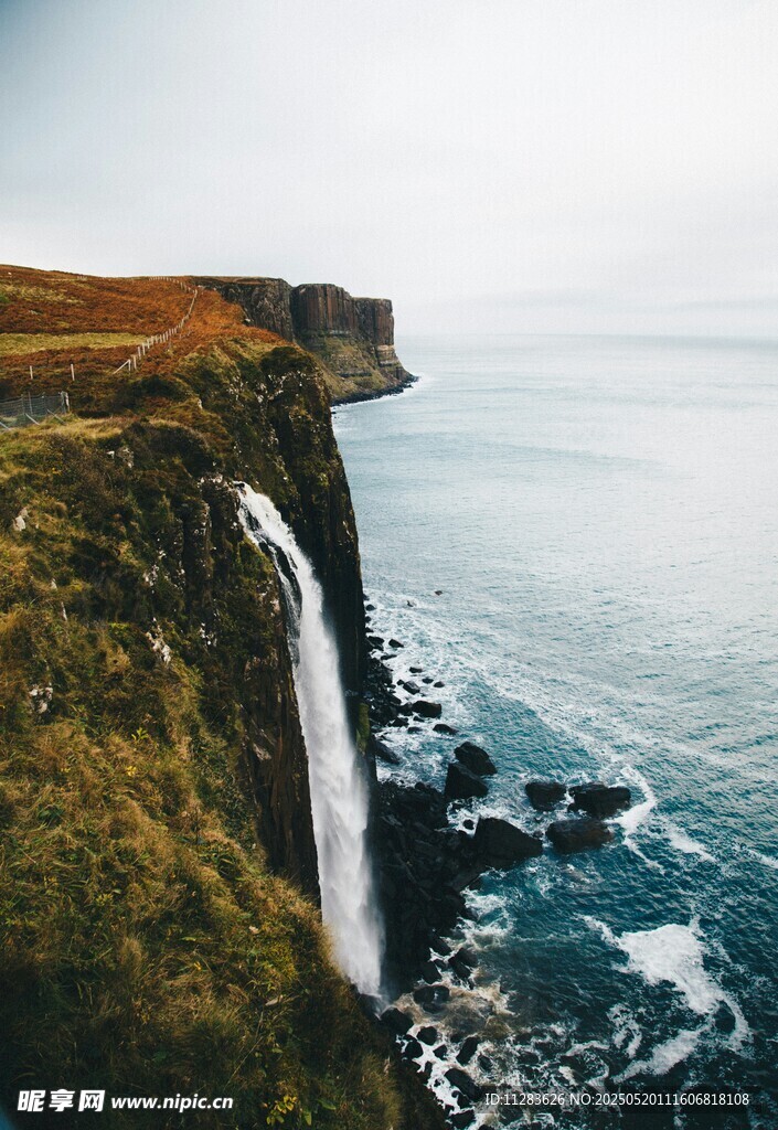 悬崖边壮观的瀑布海景